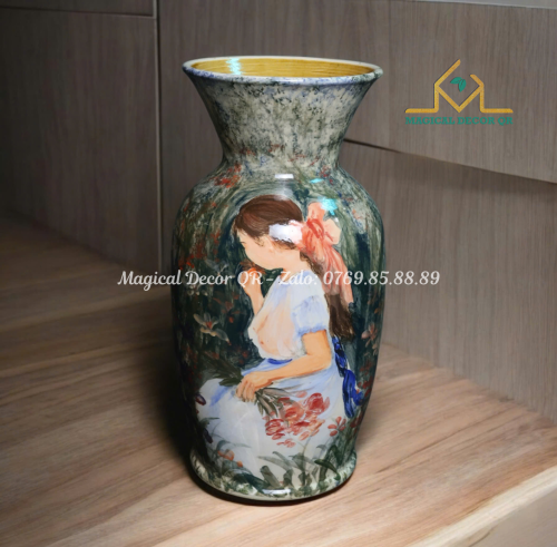 Vuốt tay cô gái hái hoa