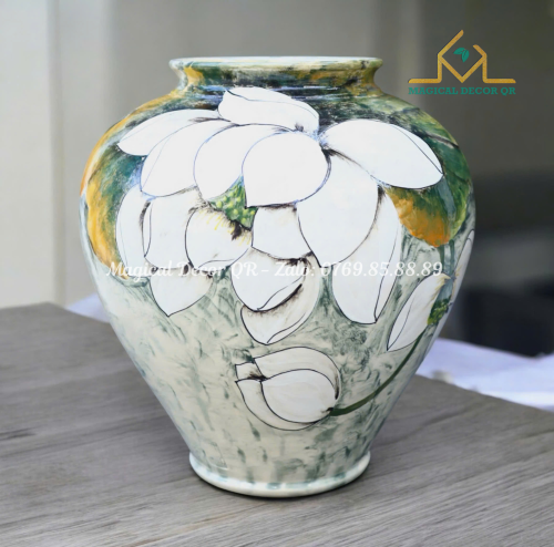 Vuốt tay sen trắng dáng bầu