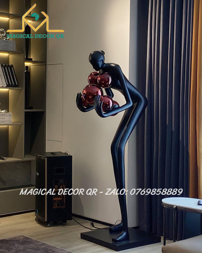 Tượng Đen Ôm Bóng Đỏ